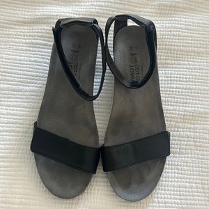 Naot Pixie sandals. size 39. Black